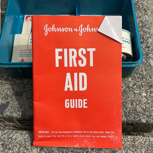 Johnson and Johnson first aid kit - from 64 years ago! 1960 - Picture 4 of 7